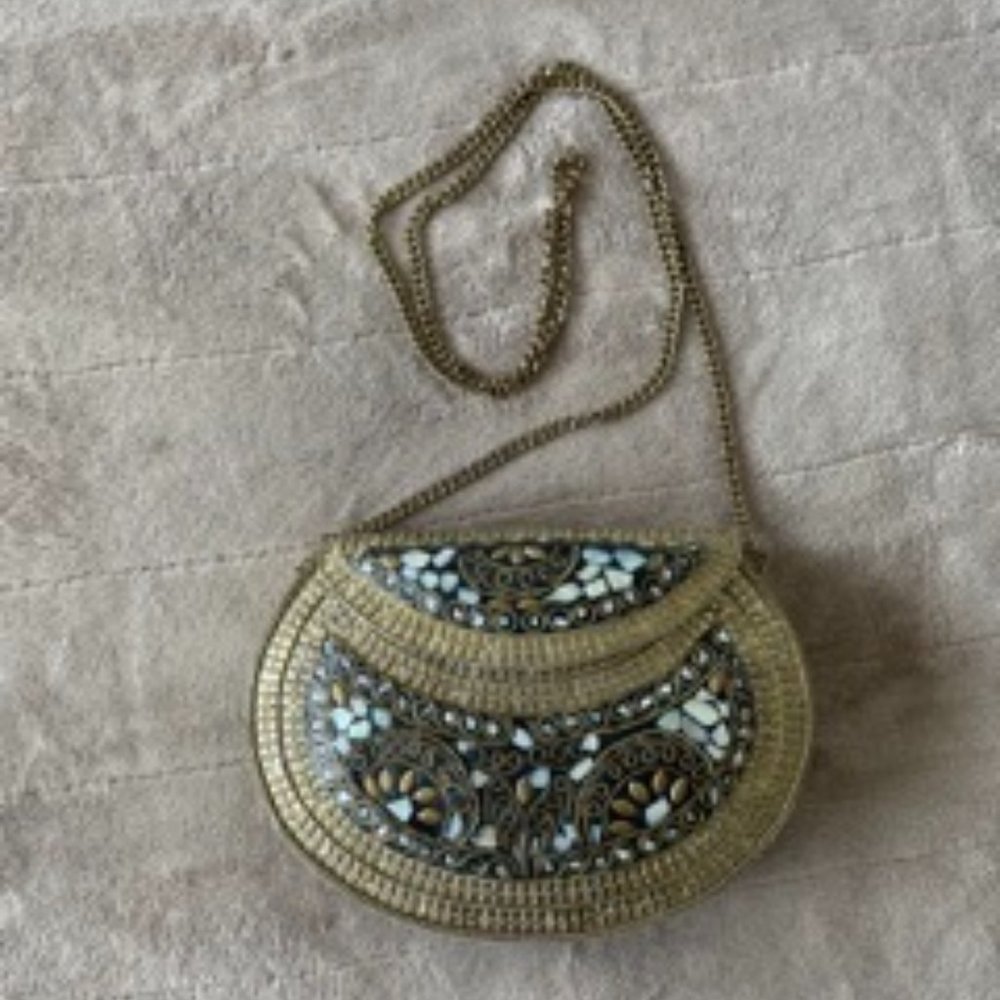 Small clutch purse with shell details